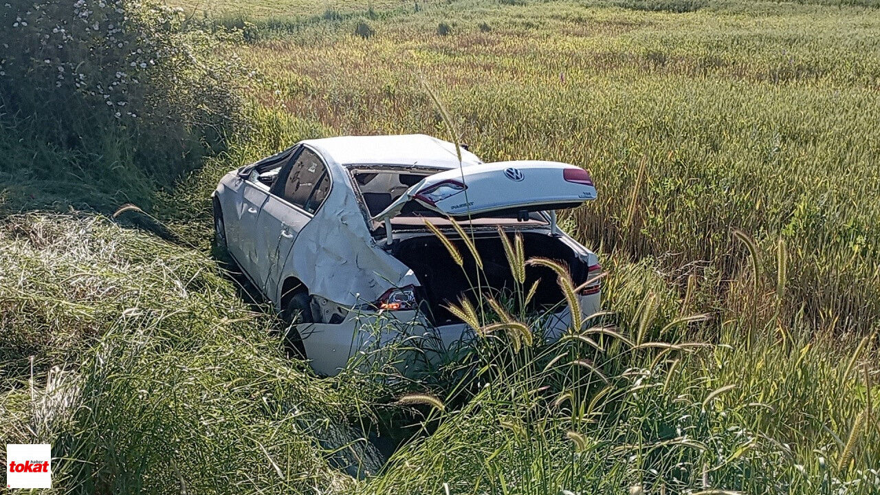 Tokat'ta Otomobil Ile Çarpışan Traktör Ikiye Bölündü 2 Yaralı1