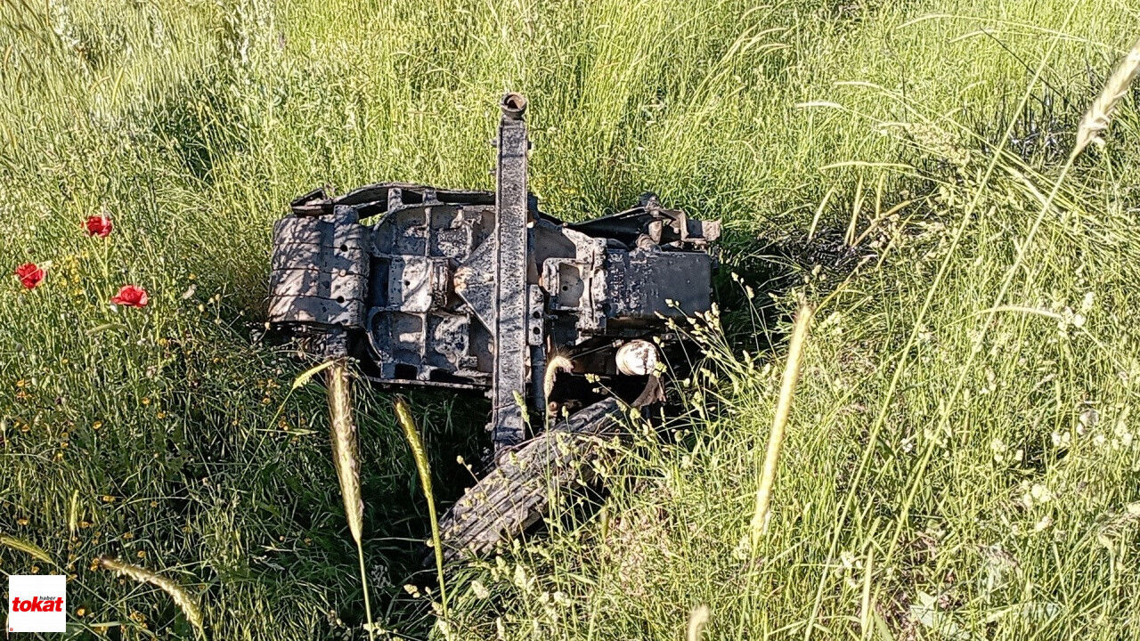 Tokat'ta Otomobil Ile Çarpışan Traktör Ikiye Bölündü 2 Yaralı5