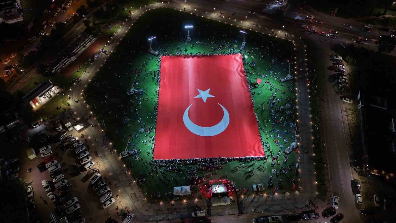 Dünyanın en büyük Türk bayrağı açıldı