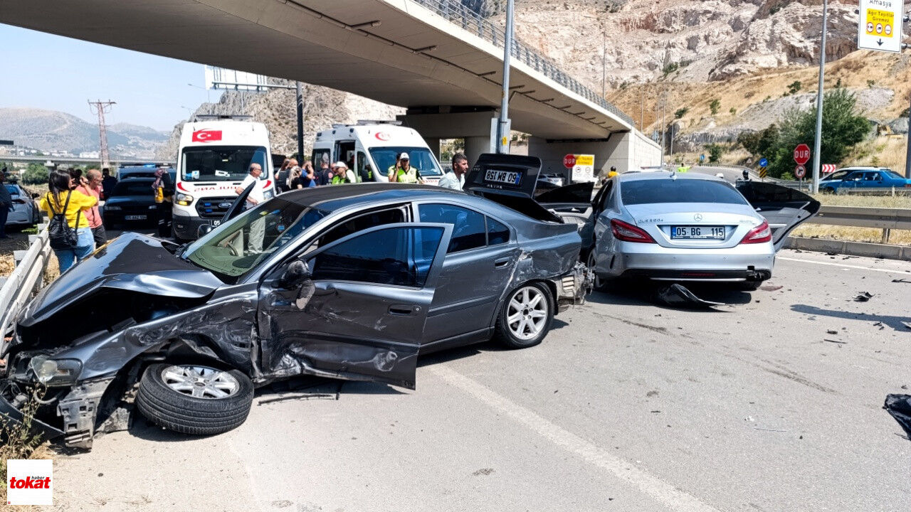 Amasya Tokat Kara Yolunda Iki Otomobilin Çarpıştığı Kazada 4 Kişi Yaralandı