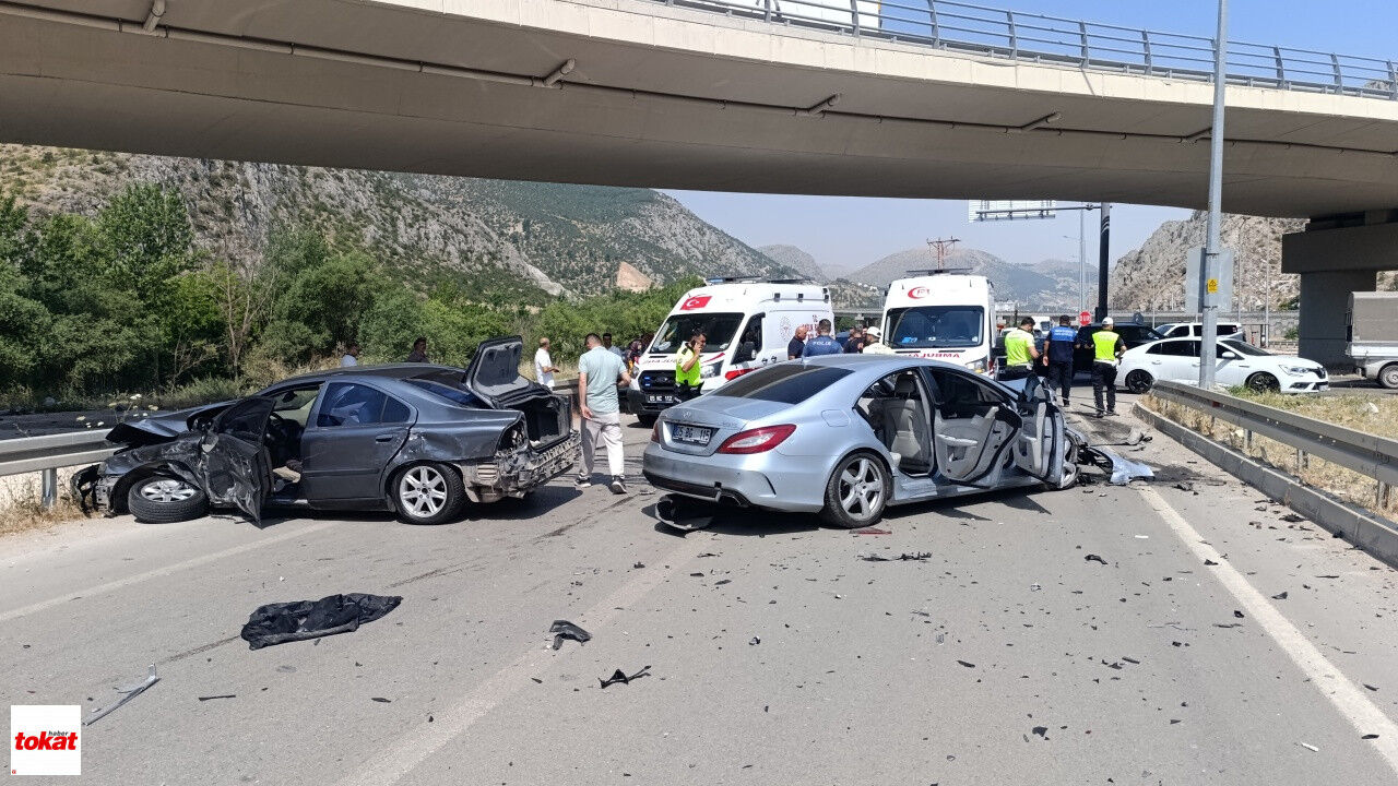Amasya Tokat Kara Yolunda Iki Otomobilin Çarpıştığı Kazada 4 Kişi Yaralandı1