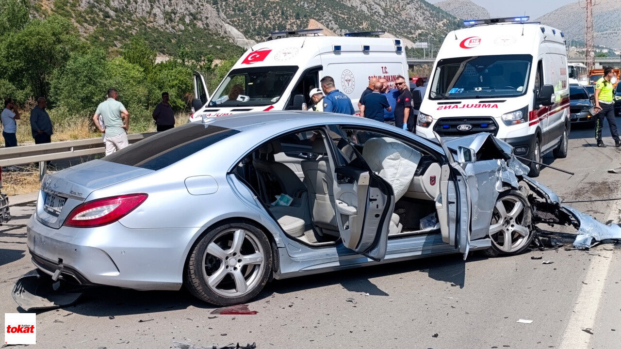 Amasya Tokat Kara Yolunda Iki Otomobilin Çarpıştığı Kazada 4 Kişi Yaralandı2