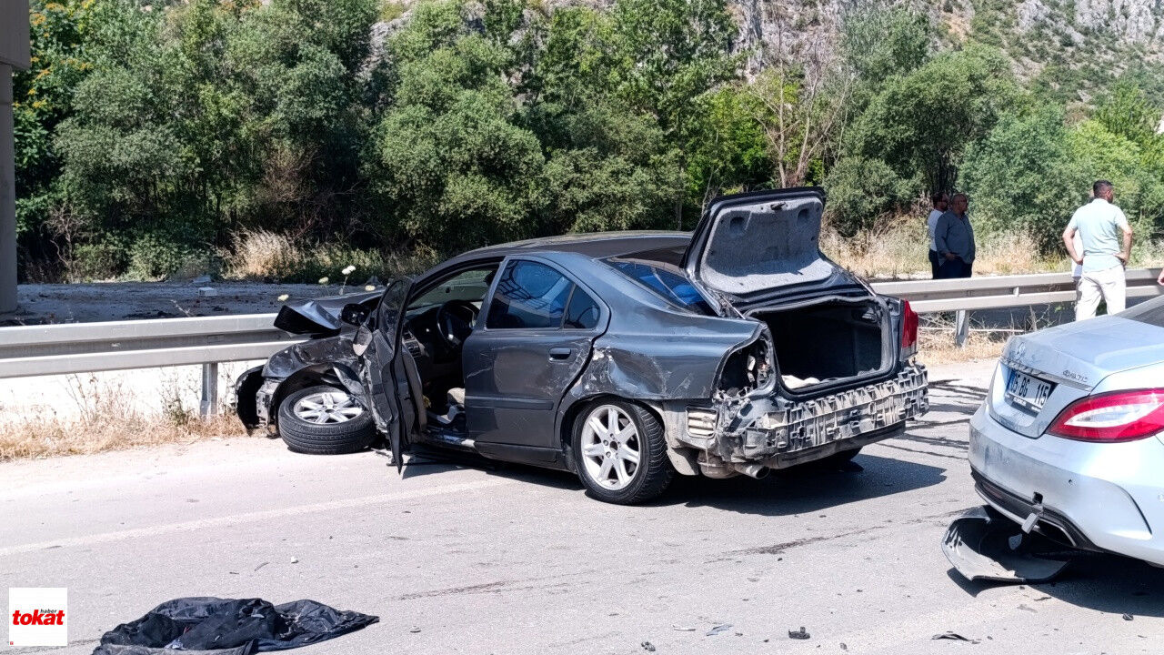 Amasya Tokat Kara Yolunda Iki Otomobilin Çarpıştığı Kazada 4 Kişi Yaralandı3