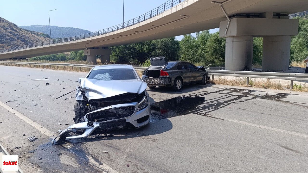 Amasya Tokat Kara Yolunda Iki Otomobilin Çarpıştığı Kazada 4 Kişi Yaralandı4