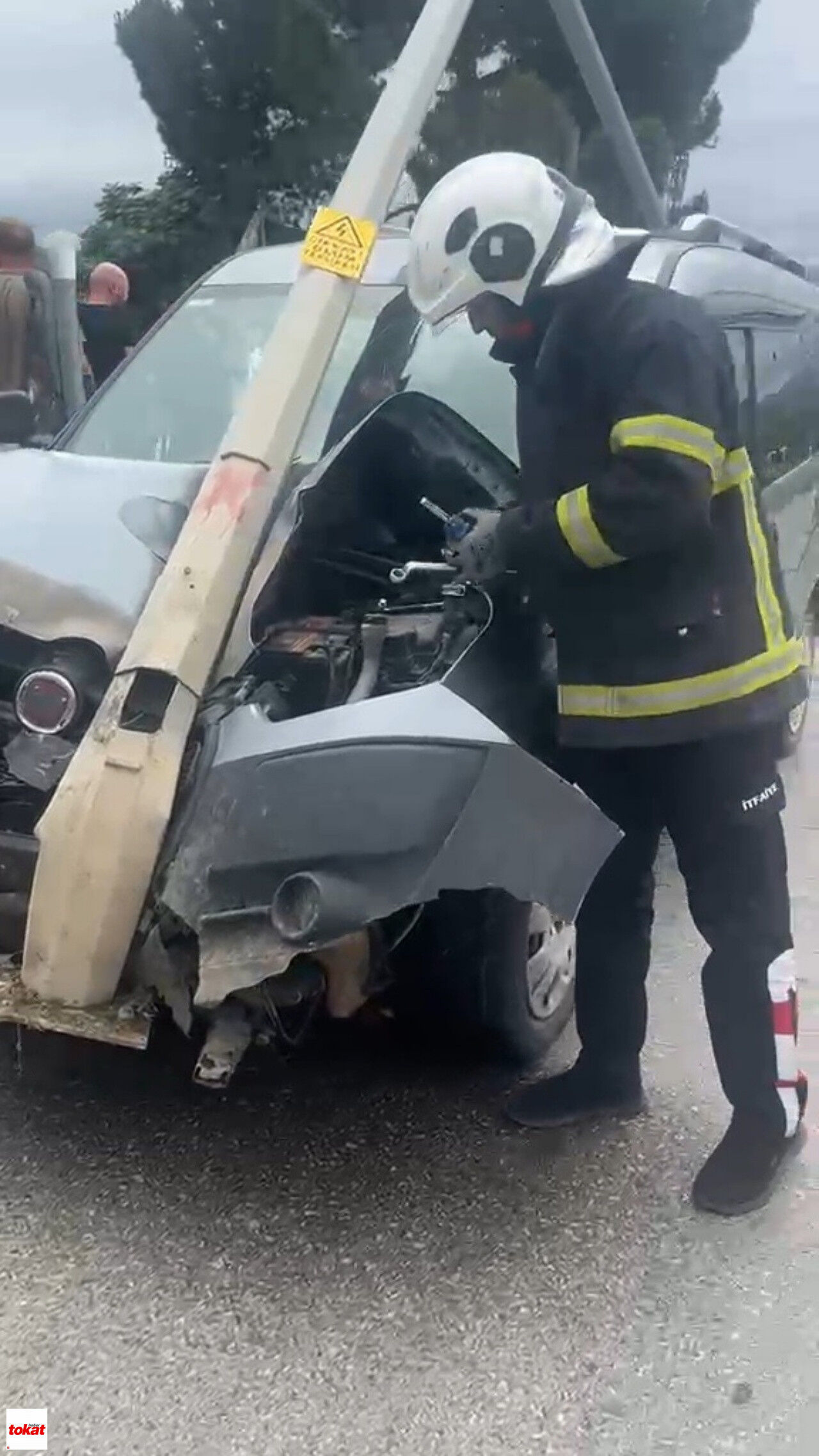 Niksar Kaza Otomobil Elektrik Direği