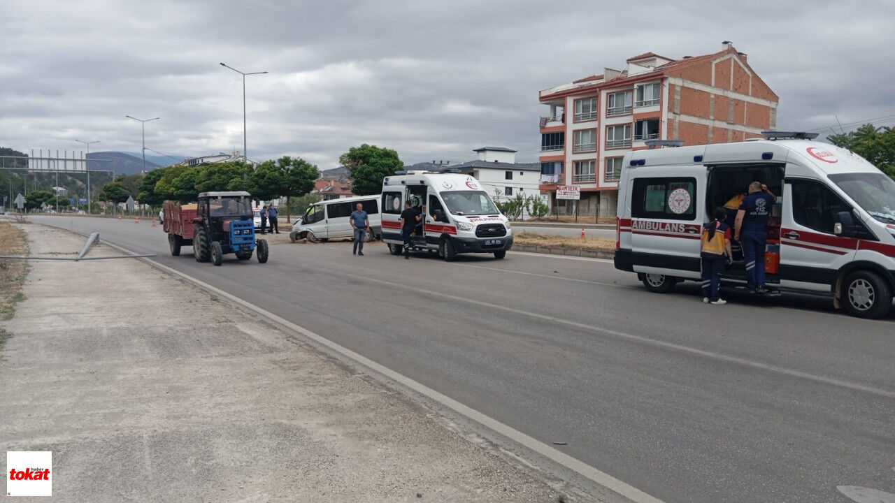 Tokat Plakalı Minibüs Amasya'da Refüjdeki Ağaç Ve Direğe Çarptı 4 Yaralı2