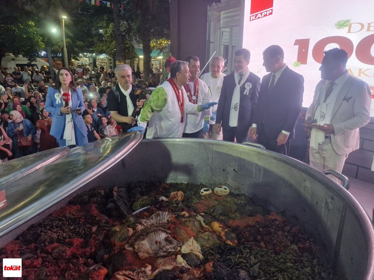 Tokat'ta Pişirilen Yaklaşık 280 Bin Bakla Dolması Vatandaşlara Ikram Edildi1