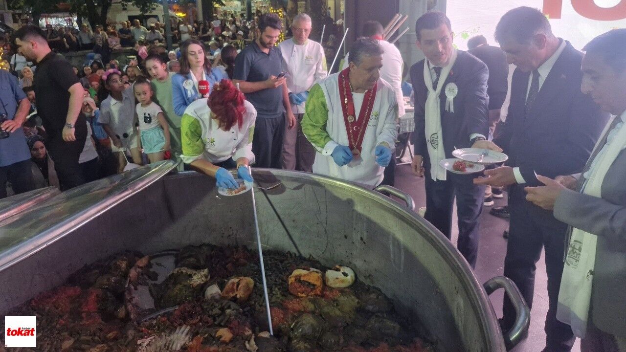 Tokat'ta Pişirilen Yaklaşık 280 Bin Bakla Dolması Vatandaşlara Ikram Edildi2