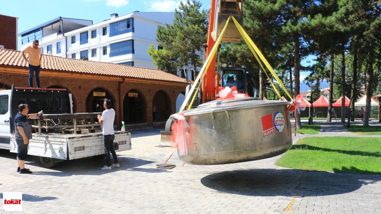 Yaprak Festivali'nde 100 Bin 60 Dolmanın Pişeceği Dev Kazanı Iş Makinesiyle Taşındı1