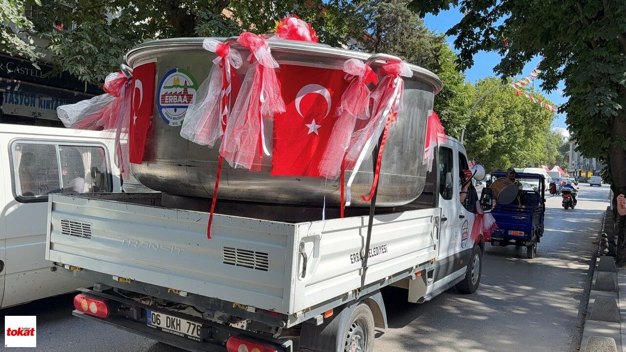 Yaprak Festivali'nde 100 Bin 60 Dolmanın Pişeceği Dev Kazanı Iş Makinesiyle Taşındı2