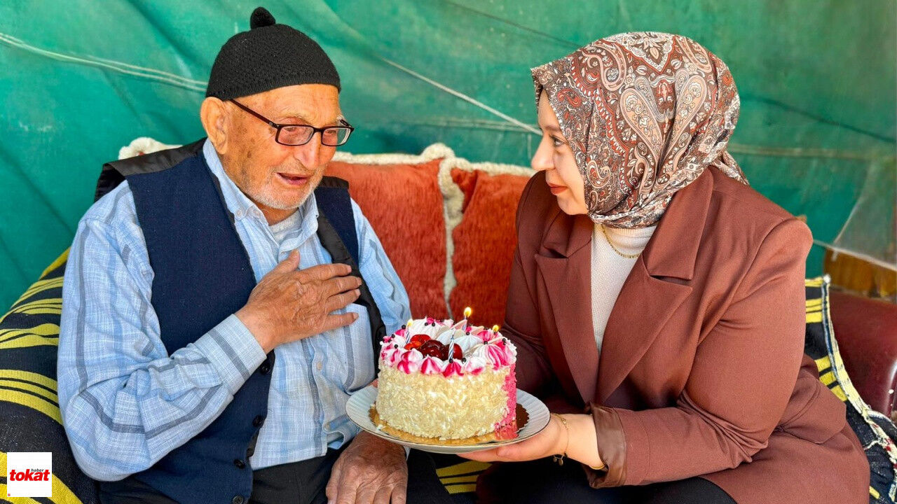 Yeşilyurt Kaymakamı Altın, Yaşlılara Sürpriz Doğum Günü Ziyareti Yapıyor