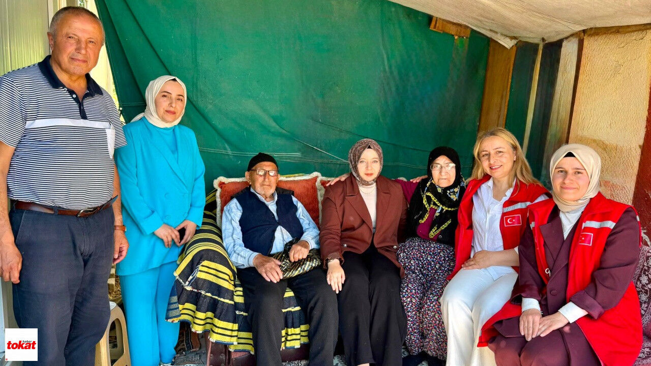 Yeşilyurt Kaymakamı Altın, Yaşlılara Sürpriz Doğum Günü Ziyareti Yapıyor3