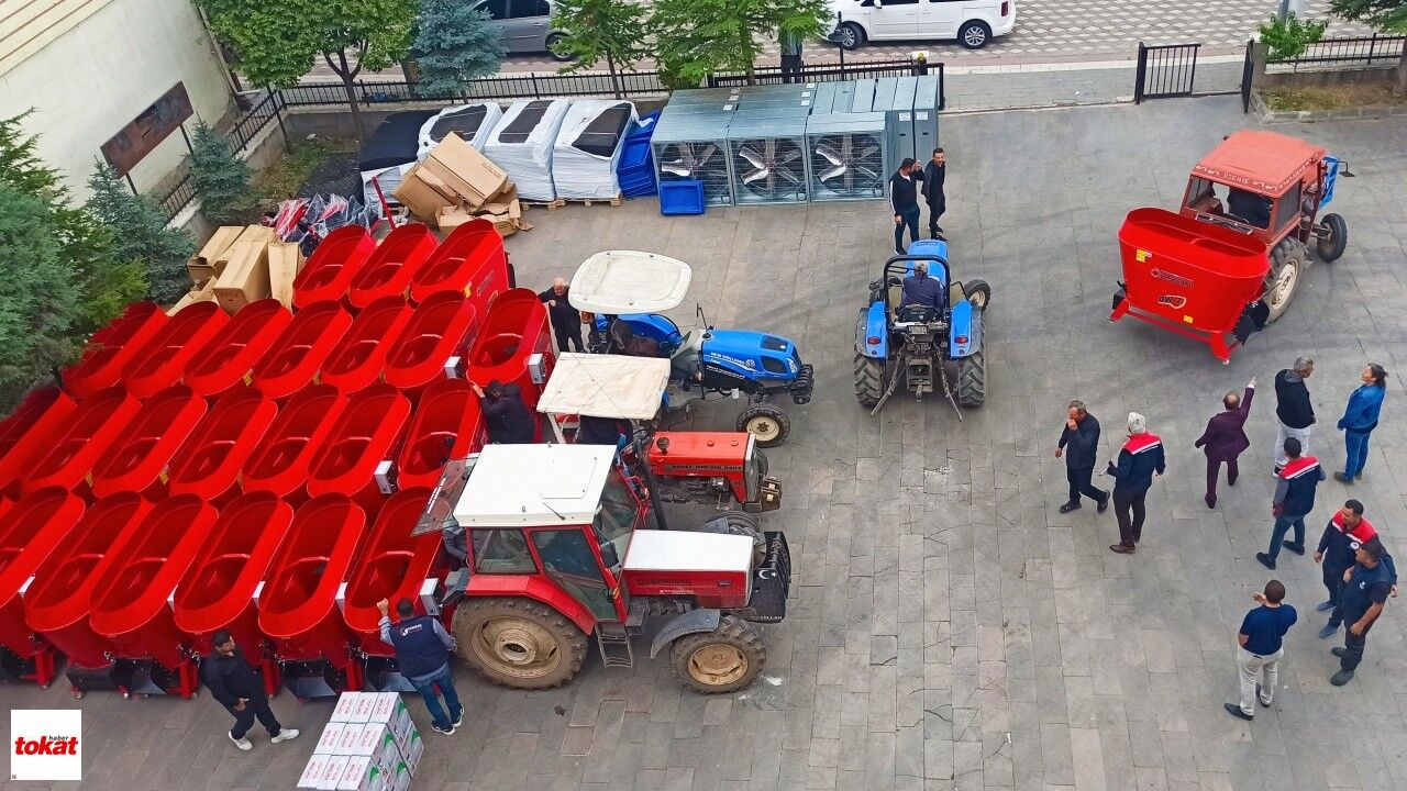 Yeşilyurt'ta Çiftçilere Ahır Ekipmanı Dağıtıldı3