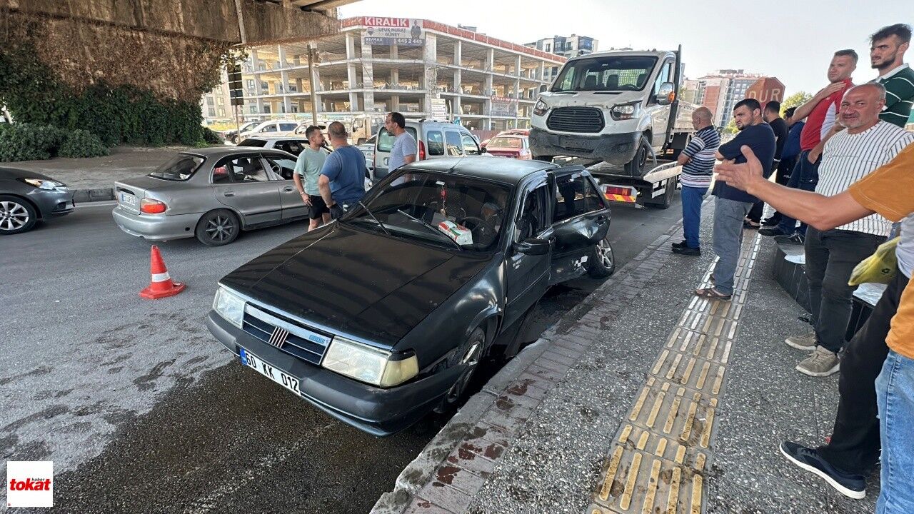 Kavşakta Tokat Plakalı Otomobil Ile Kamyonet Çarpıştı 1 Yaralı