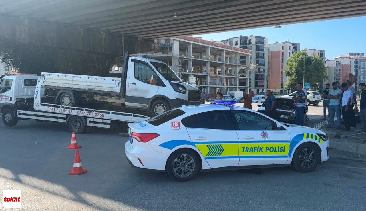 Kavşakta Tokat Plakalı Otomobil Ile Kamyonet Çarpıştı 1 Yaralı2