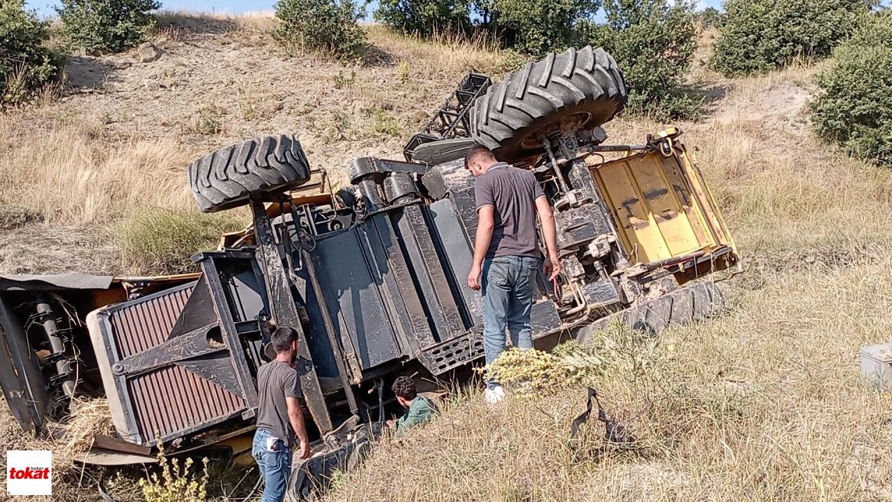 Park Halindeyken Hareket Eden Biçerdöver Dereye Devrildi
