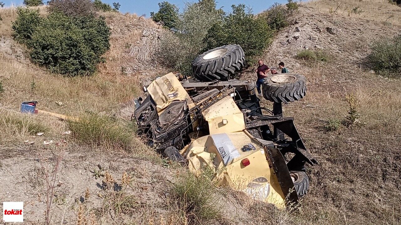 Park Halindeyken Hareket Eden Biçerdöver Dereye Devrildi1