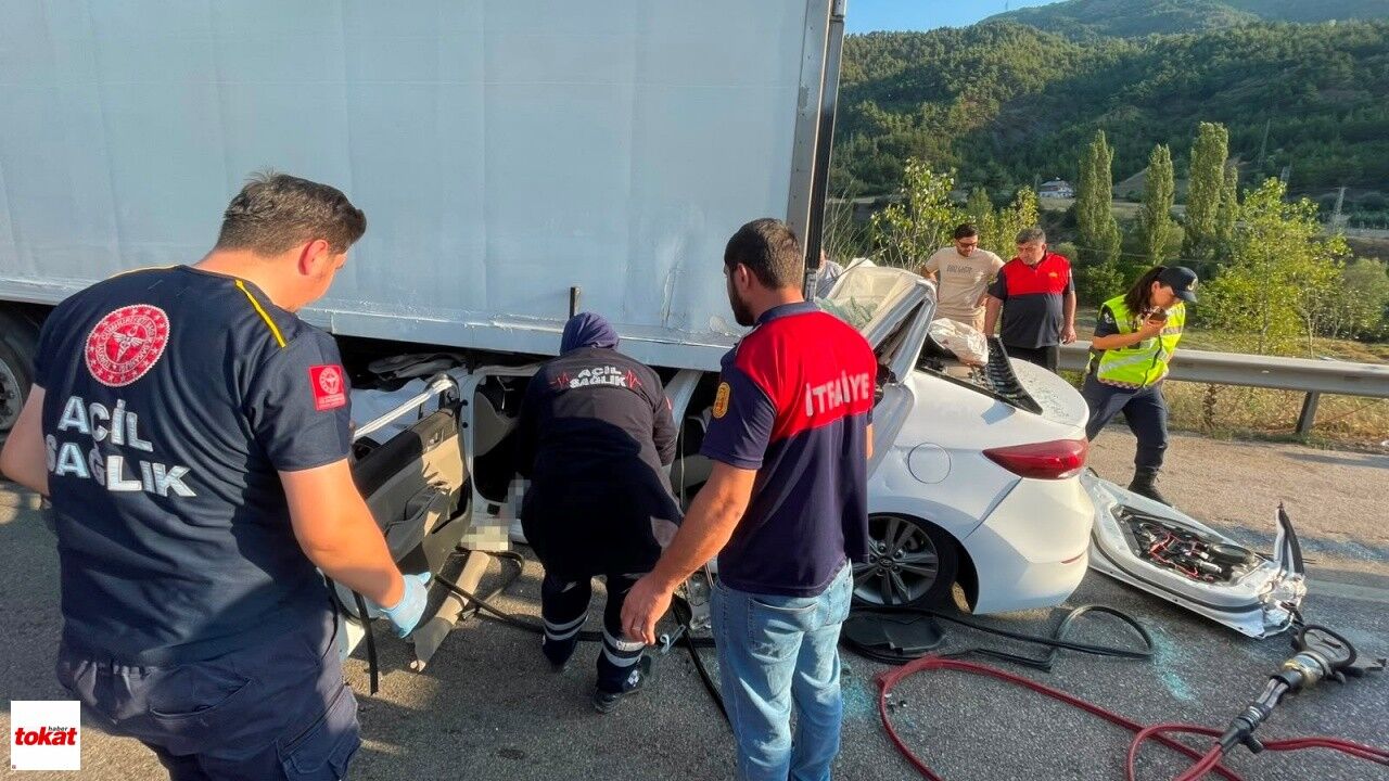 Tıra Arkadan Çarpan Otomobilin Sürücüsü Hayatını Kaybetti