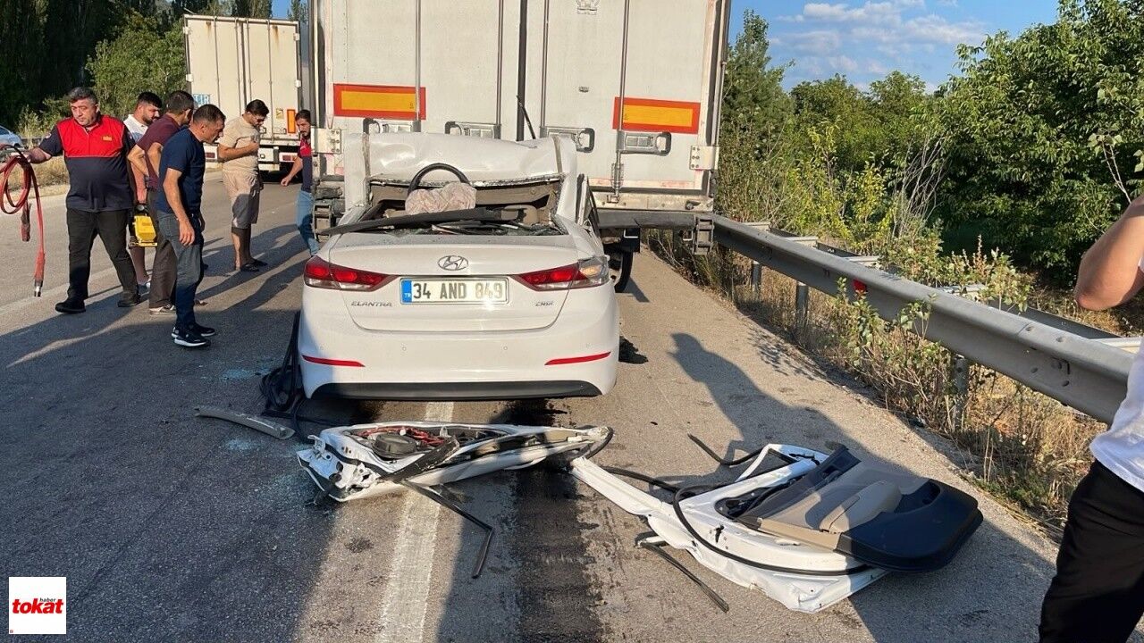 Tıra Arkadan Çarpan Otomobilin Sürücüsü Hayatını Kaybetti1