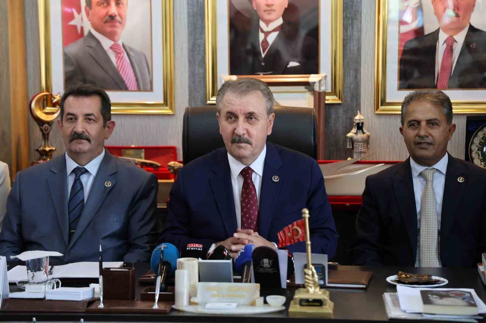Destici: 'Türkiye prangalarını kırmış güçlü bir ülkedir'