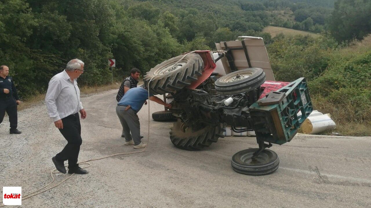 Niksar’da Saman Yüklü Traktör Virajda Devrildi1