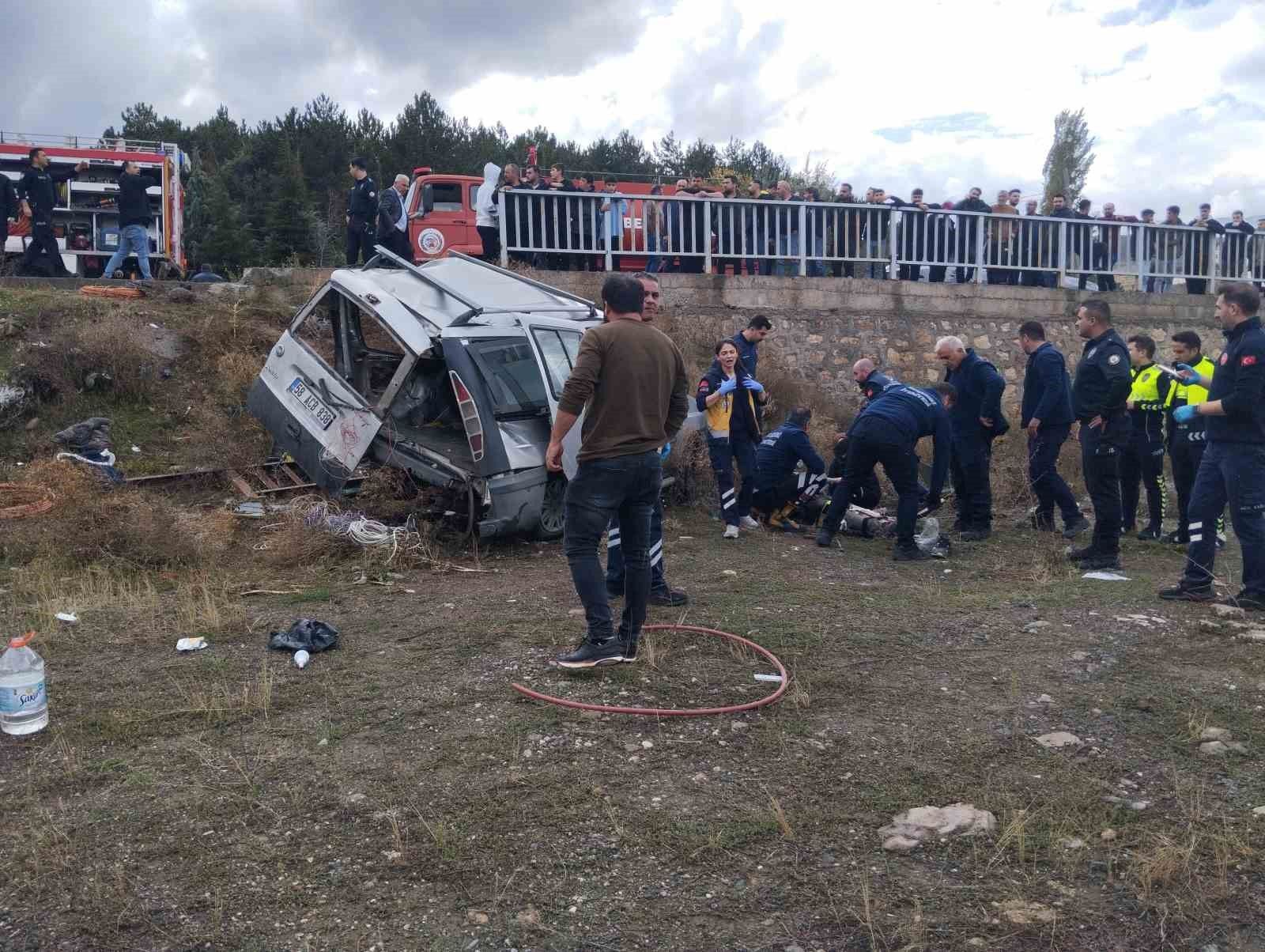 Hafifi ticari araç şarampole uçtu: 1 kişi öldü, 2'si ağır 4 yaralı