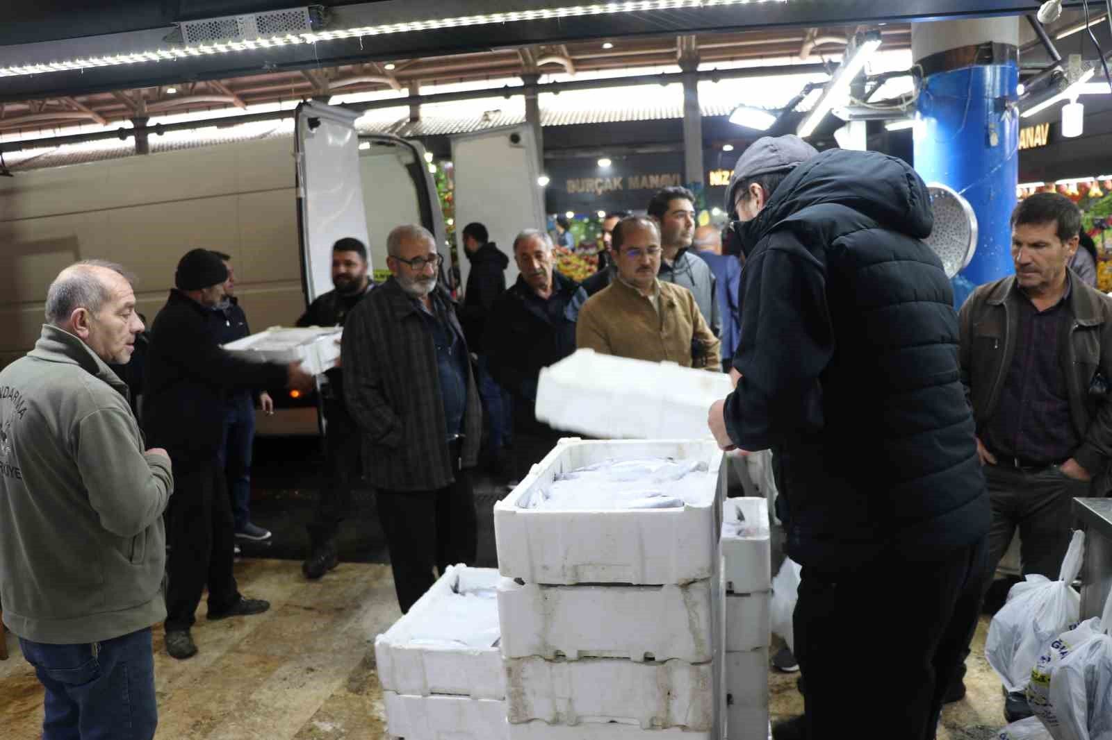 Komşuda balıkçı pazarlarına Karadeniz illerini aratmayacak görüntüler yaşanıyor