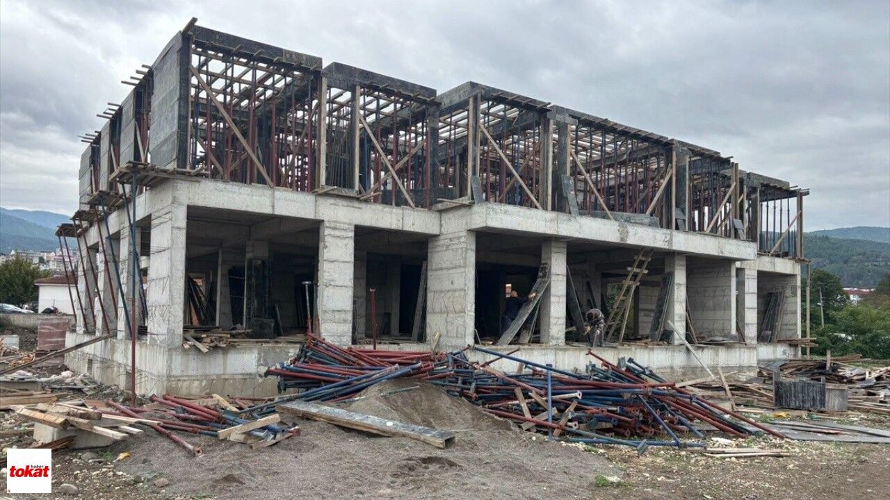 Niksar Kaymakamı Perçi, Yapımı Süren Hizmet Binalarında Inceleme Yaptı