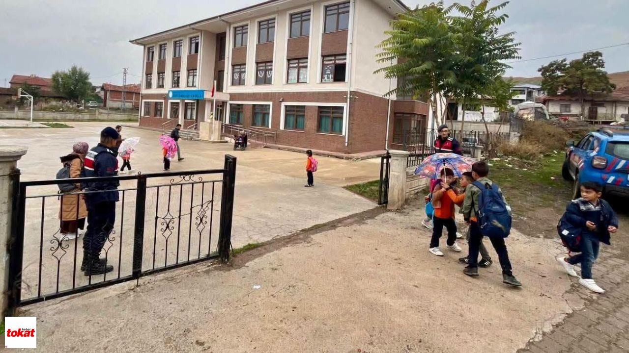 Tokat'ta Okul Çevreleri Mercek Altında! Jandarmadan Sıkı Denetim