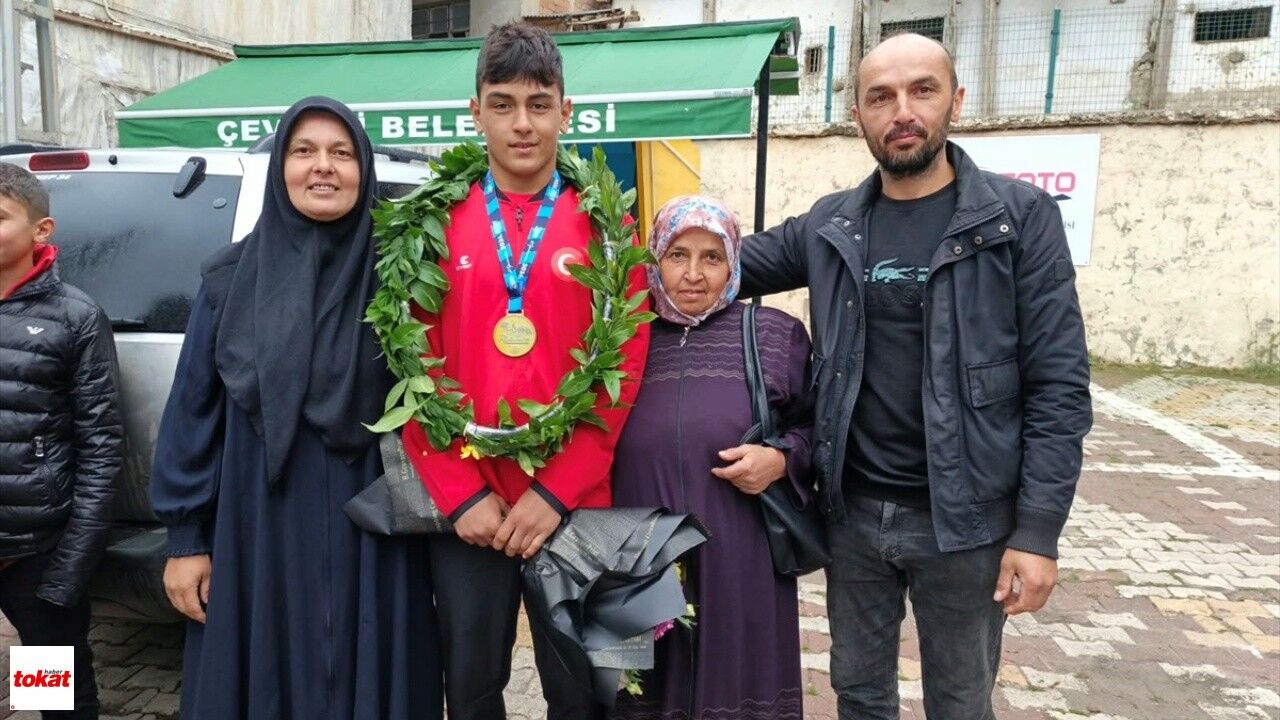U15 Serbest Güreş Balkan Şampiyonası'nda Dereceye Giren Güreşçiler Tokat'ta Coşkuyla Karşılandı