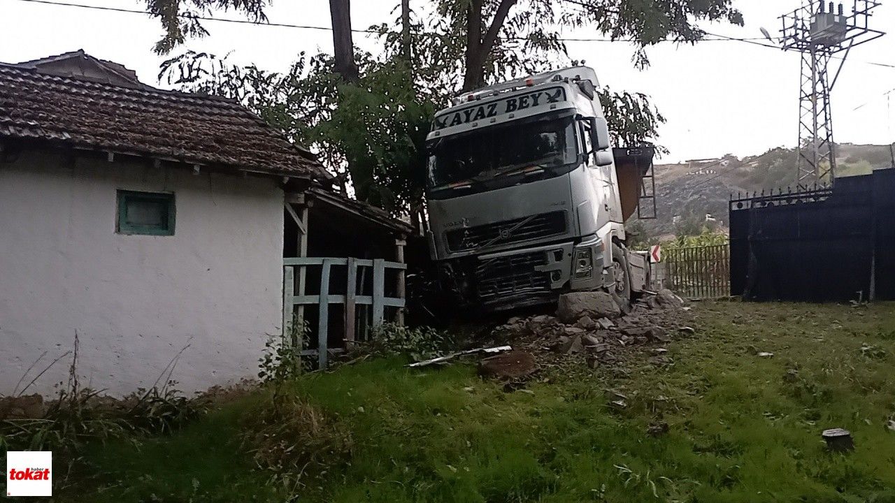 Yağışta Kayan Tır Evin Bahçesine Girdi2